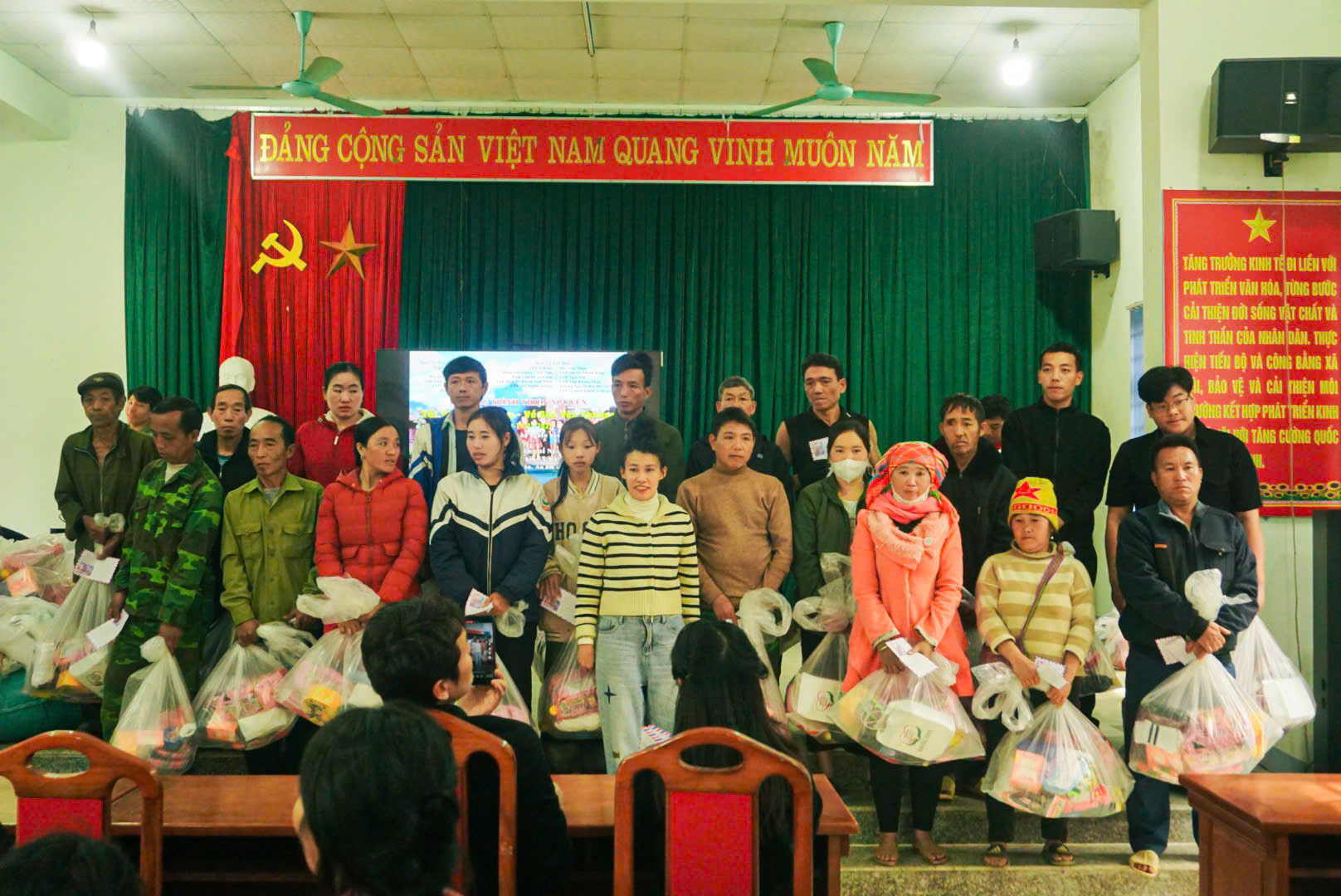 Tết vì người nghèo - Về bến yêu thương